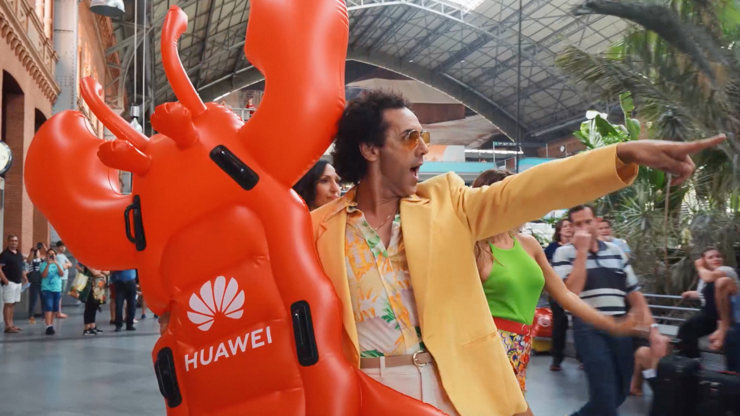 Huawei sorprende a los viajeros de Atocha con un flashmob